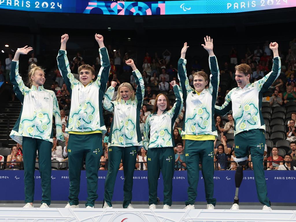 Jesse Aungles, Timothy Hodge, Emily Beecroft, Alexa Leary, Callum Simpson, Keira Stephens celebrate on the podium after winning gold in the Mixed 4x100m medley relay. Picture: Getty Images