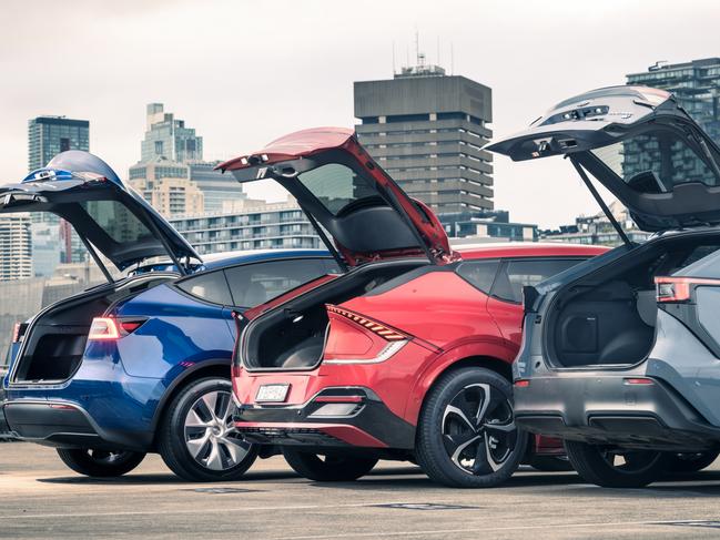 Photo of the comparison test between the Subaru Solterra, Kia EV6 and Model Y Long Range