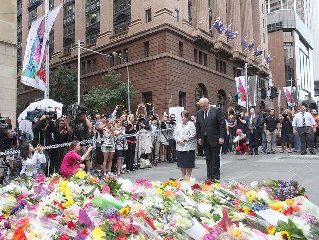 Governor-General of Australia Sir Peter Cosgrove pays his respects. Picture: Jennifer Polixenni Brankin/Getty Images