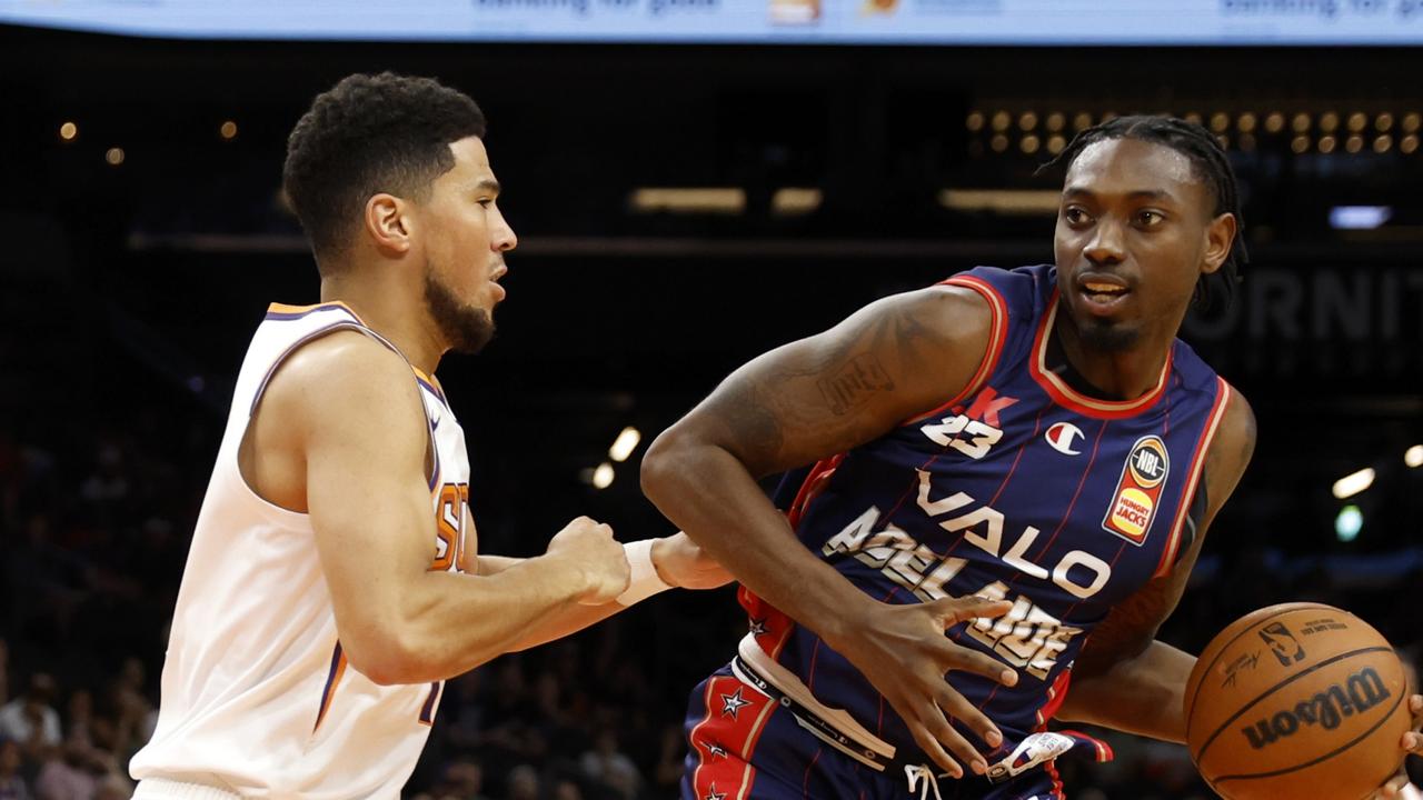 Robert Franks dari Adelaide 36ers melaju ke ring melawan Devin Booker dari Phoenix Suns (Foto oleh Chris Coduto/Getty Images)