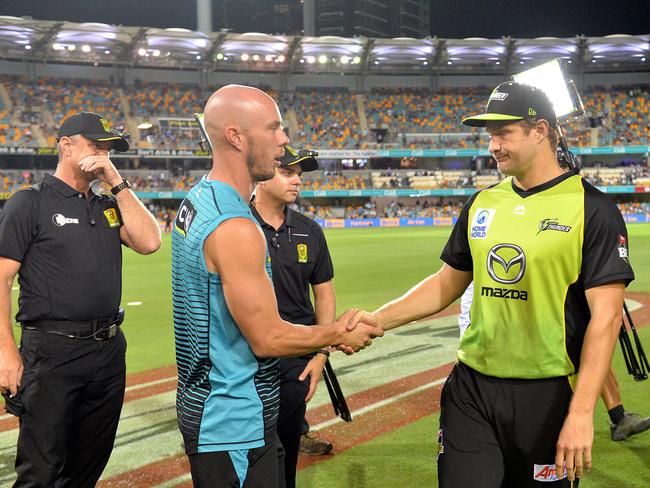 BRISBANE, AUSTRALIA - JANUARY 17: Team captains Chris Lynn of the Heat and Shane Watson of the Thunder shake hands after they are told by officials that the match is to be abandoned after the power in a light tower at the Gabba goes down during the Big Bash League match between the Brisbane Heat and the Sydney Thunder at The Gabba on January 17, 2019 in Brisbane, Australia. (Photo by Bradley Kanaris/Getty Images)