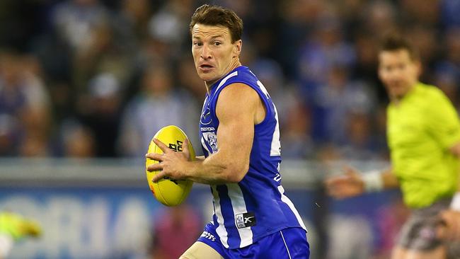 AFL second semi-final: Geelong vs North Melbourne at the MCG. Brent Harvey 3 bounce run through the middle 2nd qtr .Pic: Michael Klein.