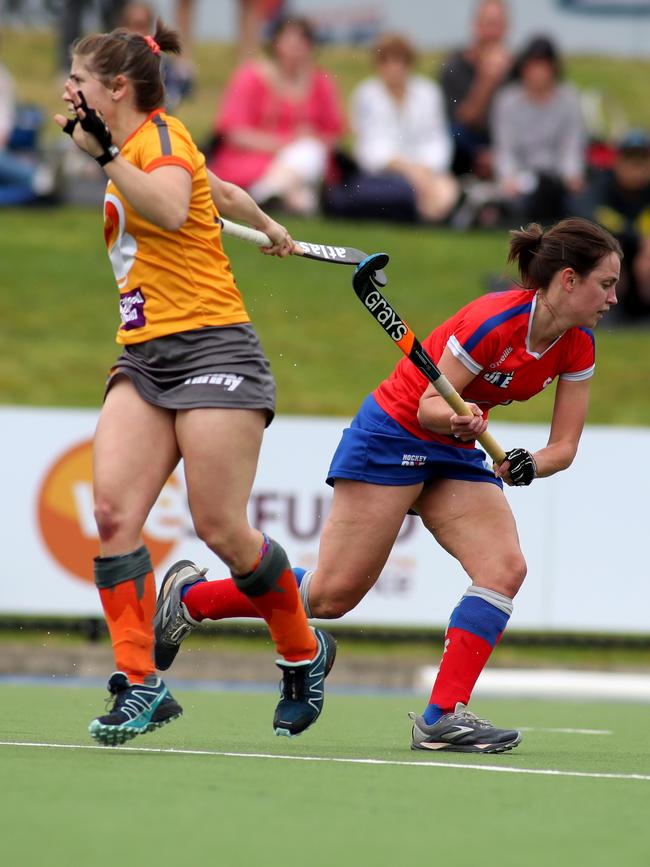 Britt Wilkinson of the Blaze tangles sticks with Linzi Appleyard of the Fire. (AAP Image/Kelly Barnes)