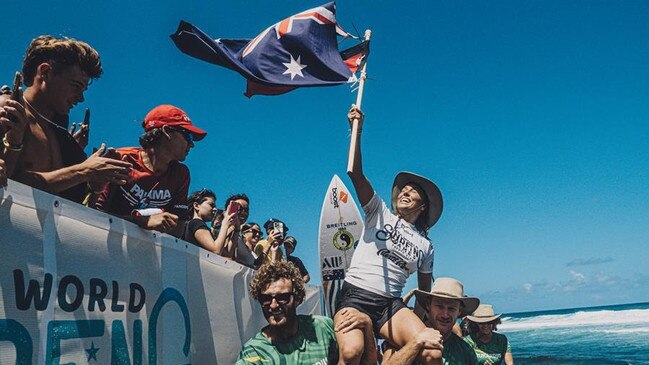 Sally Fitzgibbons celebrating with Team Australia. Photo: ISA / Pablo Franco