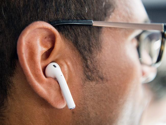 Apple wireless AirPods are tested during a media event at Bill Graham Civic Auditorium in San Francisco, California on September 07, 2016. / AFP PHOTO / Josh Edelson