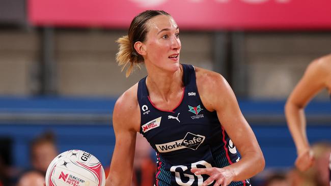SYDNEY, AUSTRALIA - APRIL 28: Emily Mannix of the Vixens looks to pass during the round three Super Netball match between Giants Netball and Melbourne Vixens at Ken Rosewall Arena, on April 28, 2024, in Sydney, Australia. (Photo by Mark Kolbe/Getty Images)