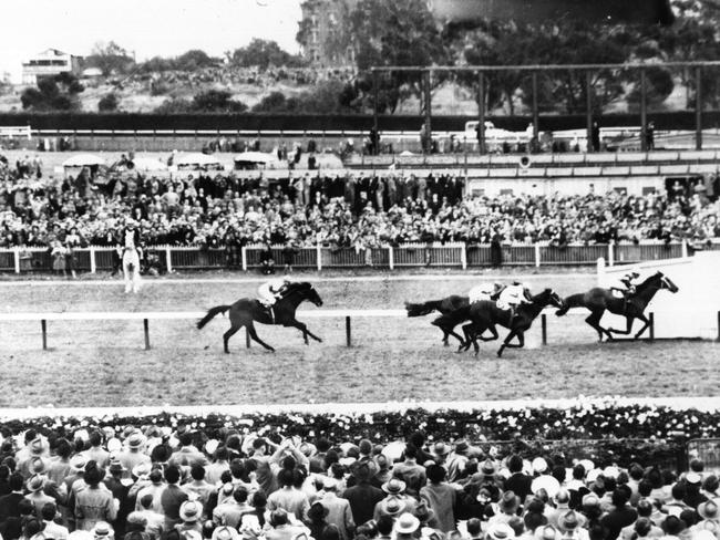 Melbourne in 1954: the year the Doggies last won the Grand Final ...