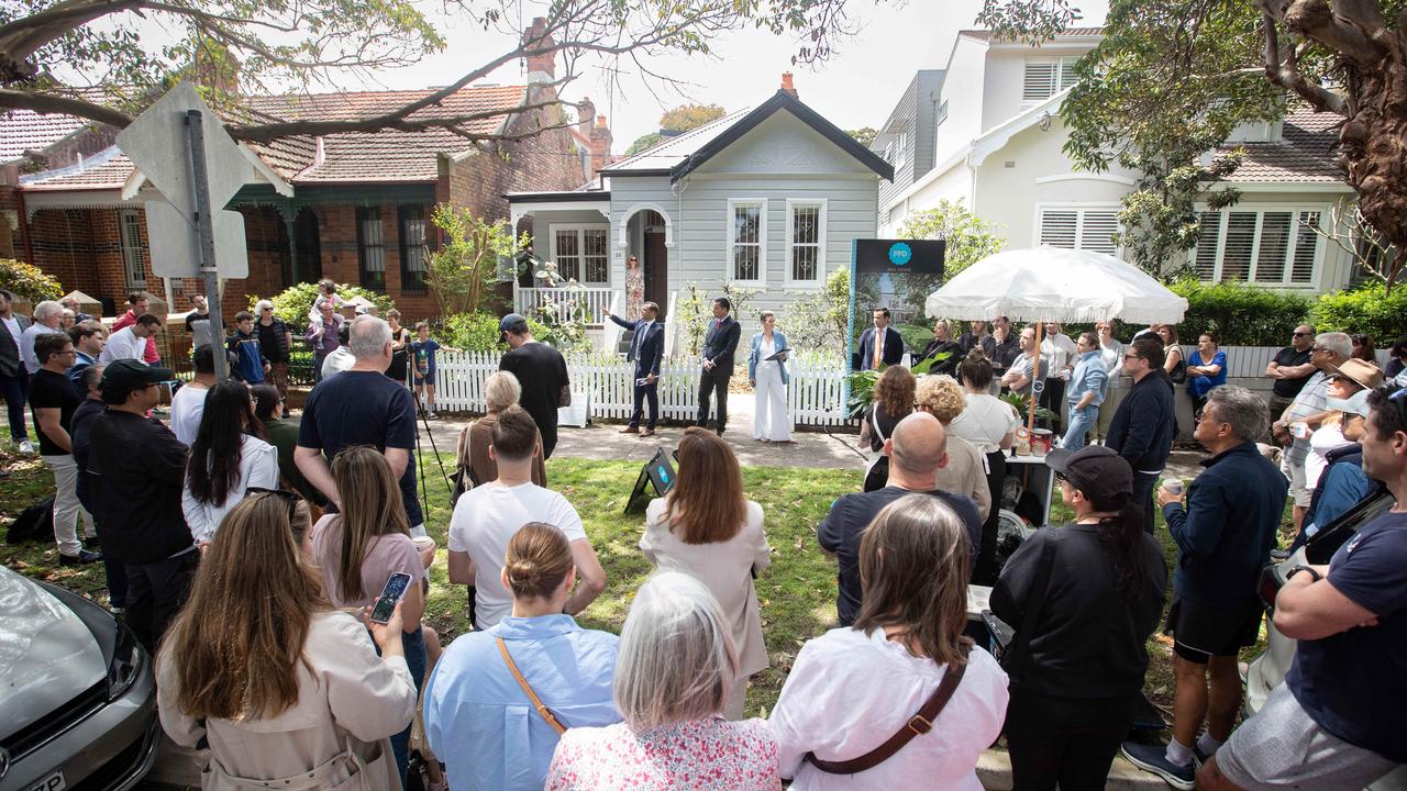 There was a crowd at the Queens Park auction. Picture: Julian Andrews.