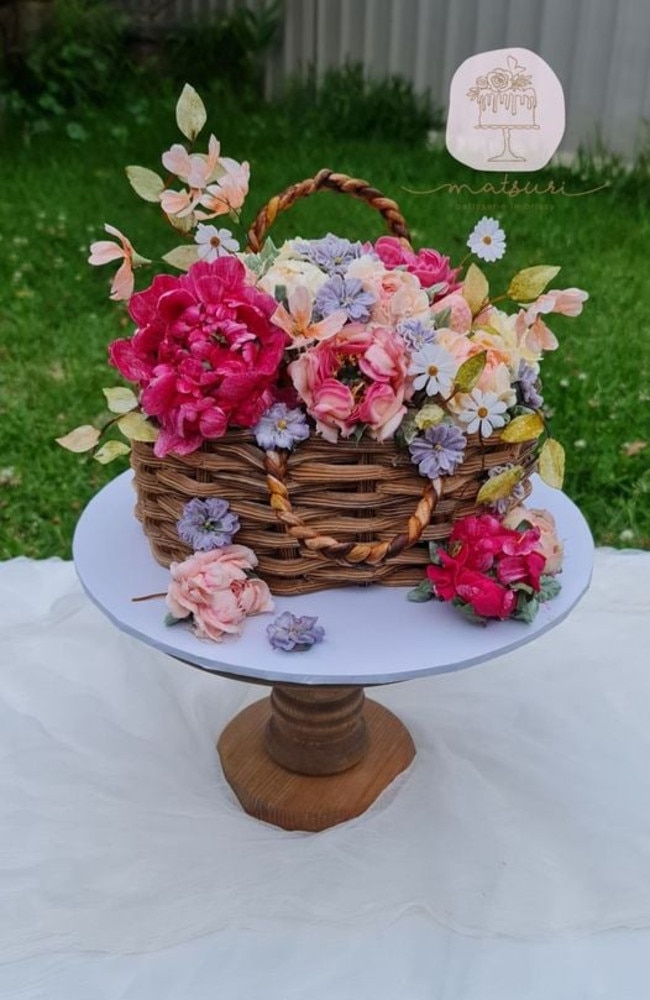 The incredibly realistic buttercream flowers made by Matsuri - Patisserie Le Brissy.