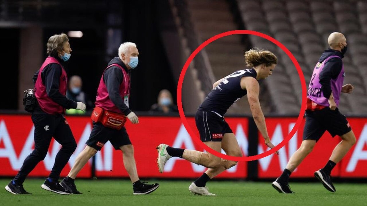 Carlton's Tom De Koning collapses trying to walk off the field by himself after being concussed against GWS.