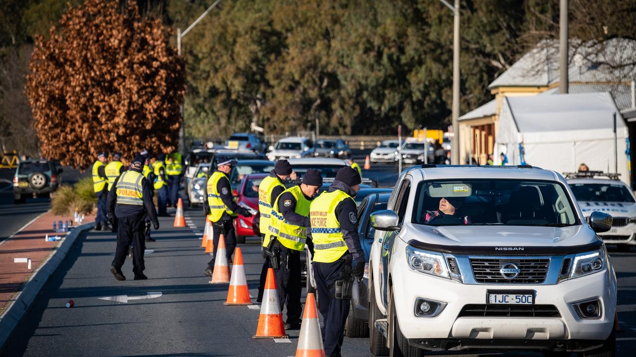 A police roadblock on the NSW border in Albury. Picture: NCA NewsWire / Simon Dallinger