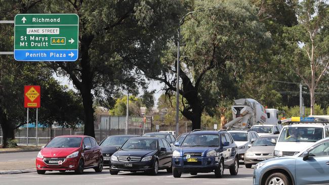 Traffic along Mulgoa Road Penrith. (AAP Image/David Swift)