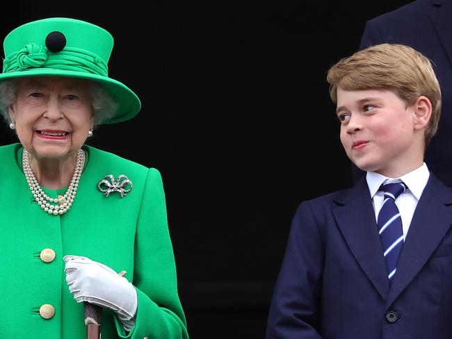 LONDON, ENGLAND - JUNE 05: Queen Elizabeth II and Prince George of Cambridge on the balcony of Buckingham Palace during the Platinum Jubilee Pageant on June 05, 2022 in London, England. The Platinum Jubilee of Elizabeth II is being celebrated from June 2 to June 5, 2022, in the UK and Commonwealth to mark the 70th anniversary of the accession of Queen Elizabeth II on 6 February 1952.  (Photo by Chris Jackson/Getty Images)