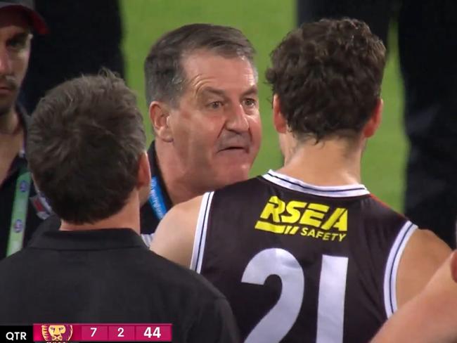 Ross Lyon gives the Saints a spray at quarter time at the Gabba
