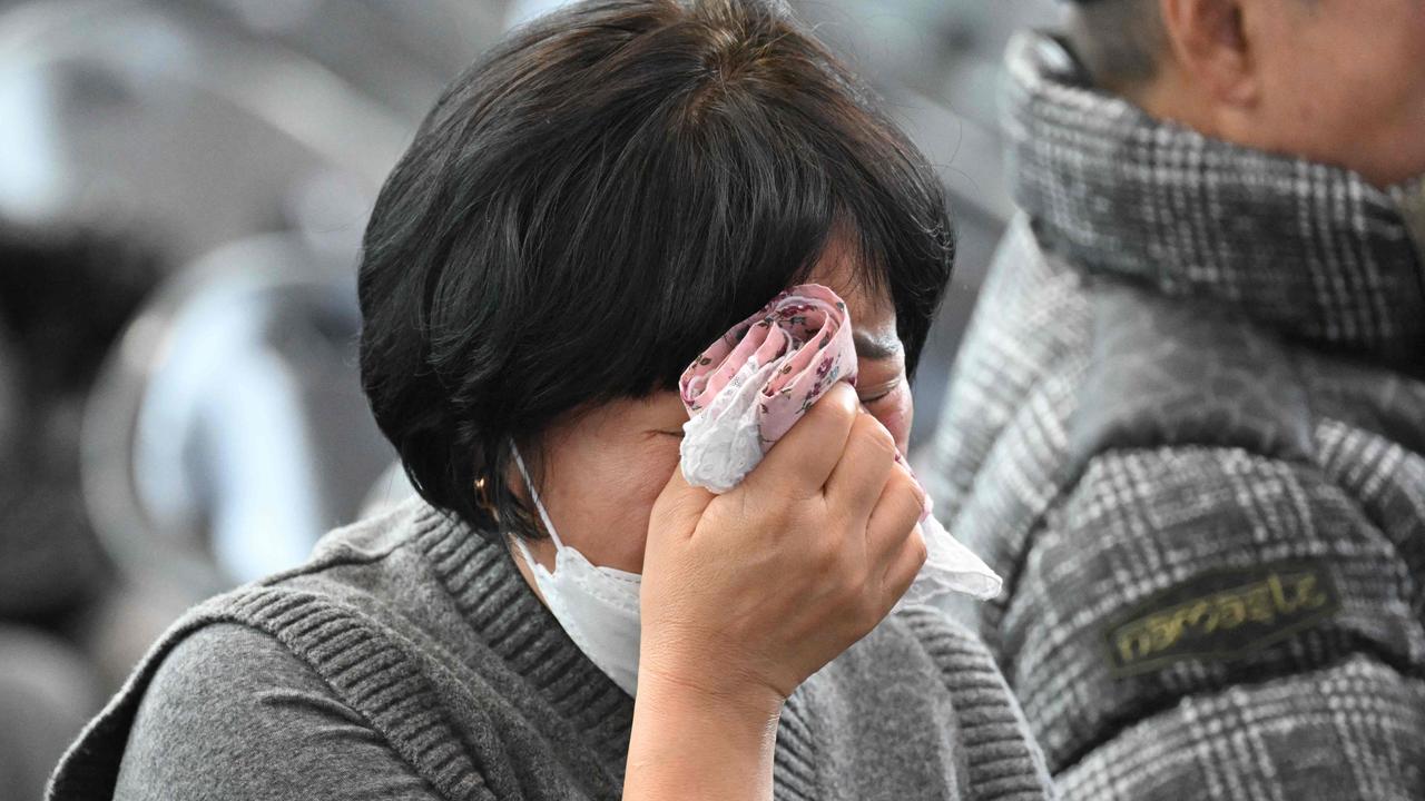 Relatives of passengers of a Jeju Air Boeing 737-800 series aircraft react. Picture: JUNG YEON-JE / AFP)