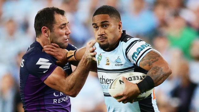 Ricky Leutele fends off Cameron Smith during the 2016 grand final. Picture: Matt King/Getty