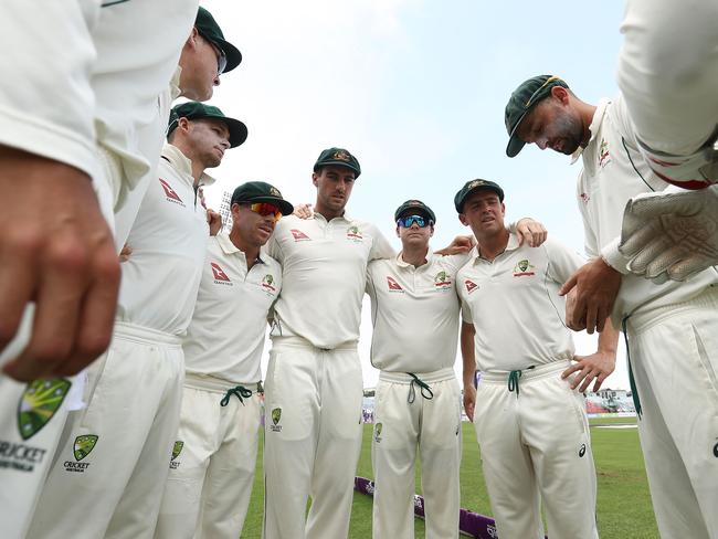 Steve Smith speaks to the team as they prepare to field for the second innings during day four.