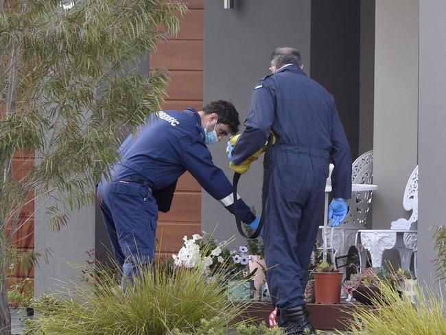 MELBOURNE, AUSTRALIA. NewsWire Photos. JANUARY 17TH, 2025. Police investigate the area around observatory Rd at Clyde North after two people were fatally stabbed. Picture: NewsWire/ Andrew Henshaw