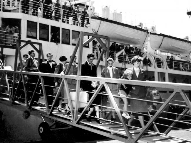 1950s picture of migrants arriving in Sydney, Australia by boat.