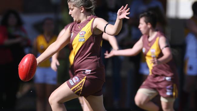 Kew’s Mimi Henderson has a shot at goal. Picture: Stuart Milligan