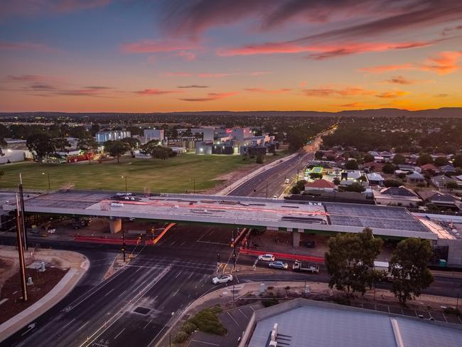 𝗥𝗲𝗴𝗲𝗻𝗰𝘆 𝗥𝗼𝗮𝗱 𝘁𝗼 𝗣𝘆𝗺 𝗦𝘁𝗿𝗲𝗲𝘁 𝗣𝗿𝗼𝗷𝗲𝗰𝘁 𝗨𝗽𝗱𝗮𝘁𝗲The South Road and Regency Road intersection reopened to traffic ahead of schedule at approximately 9pm last night, following the completion of works to transport the centre spans for the Regency Road overpass bridge. Picture: SA Infrastructure and Transport