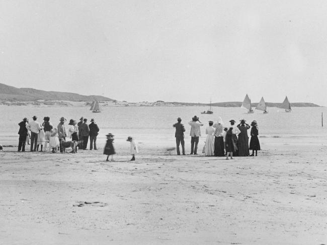 Boat races off Fisherman's beach 1896 State Library of Qld