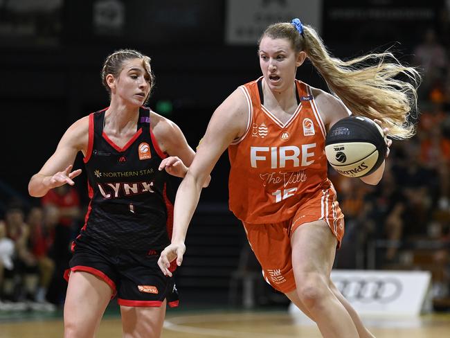 TOWNSVILLE, AUSTRALIA - FEBRUARY 26: Lauren Cox of the Fire drives to the basket past Miela Sowah of the Lynx during game two of the WNBL Semi Final series between Townsville Fire and Perth Lynx at Townsville Entertainment Centre, on February 26, 2025, in Townsville, Australia. (Photo by Ian Hitchcock/Getty Images)