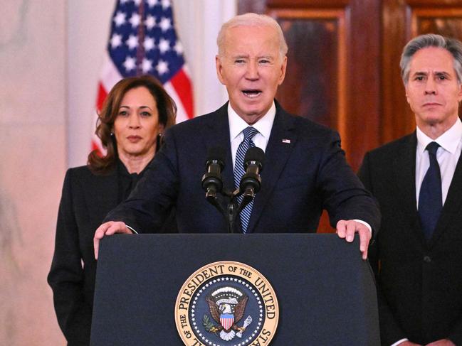 TOPSHOT - US President Joe Biden, alongside Vice President Kamala Harris (L) and Secretary of State Antony Blinken (R), speaks about the Israel-Hamas ceasefire and hostage release deal in the Grand Foyer of the White House on January 15, 2025. Israel and Hamas agreed on Wednesday to a deal for a ceasefire and the release of hostages being held in Gaza following separate meetings with Qatar's prime minister, a source briefed on the talks told AFP. A US official confirmed the deal. (Photo by ROBERTO SCHMIDT / AFP)