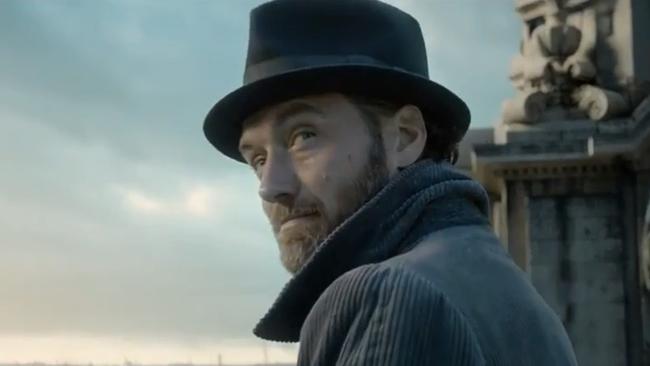 Fans have been given their first glimpse of Jude Law as Dumbledore in the Fantastic Beasts sequel.