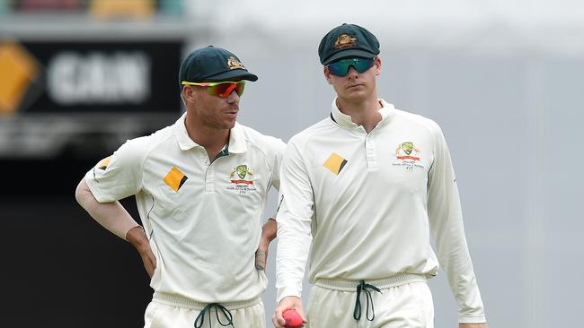 Australia's David Warner (left) speaks to captain Steve Smith on day 5 of the first Test match between Australia and Pakistan at the Gabba in Brisbane, Monday, Dec. 19, 2016. (AAP Image/Dave Hunt) NO ARCHIVING, EDITORIAL USE ONLY, IMAGES TO BE USED FOR NEWS REPORTING PURPOSES ONLY, NO COMMERCIAL USE WHATSOEVER, NO USE IN BOOKS WITHOUT PRIOR WRITTEN CONSENT FROM AAP