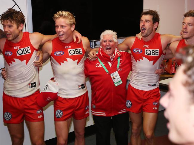 The Swans celebrate singing their song with Kenny Williams during AFL match between the Sydney Swans and Fremantle Dockers at the SCG. Picture. Phil Hillyard