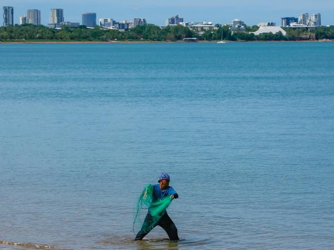 Fisho's keeping their Social distance over the Easter long weekend on Fannie Bay.Picture GLENN CAMPBELL