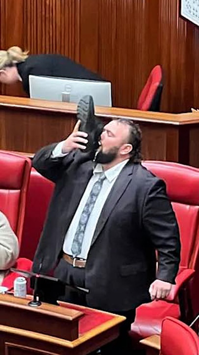 MP leaves parliament in Aussiest way possible