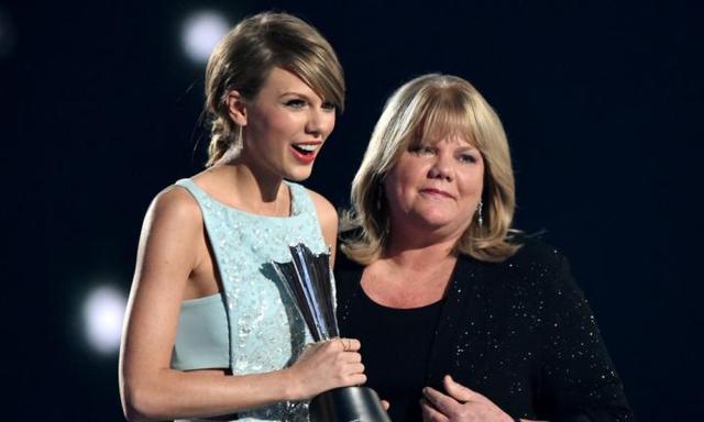 See Taylor Swift’s mum give a touching speech about her daughter