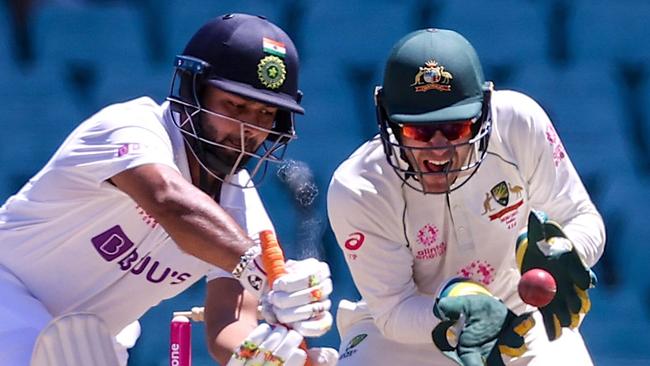 Australia's wicketkeeper Tim Paine drops a catch from India's Rishabh Pant (L) during day five of the third cricket Test match between Australia and India at the Sydney Cricket Ground (SCG) on January 11, 2021. (Photo by DAVID GRAY / AFP) / -- IMAGE RESTRICTED TO EDITORIAL USE - STRICTLY NO COMMERCIAL USE --