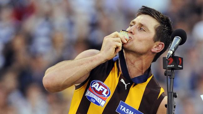 27/09/2008 SPORT: 2008 Grand Final. Hawthorn v Geelong. MCG. Shane Crawford kisses the medal on the stage.