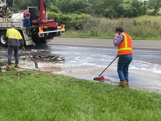 ‘Oh bother!’: 2000L honey spill stops traffic on busy road