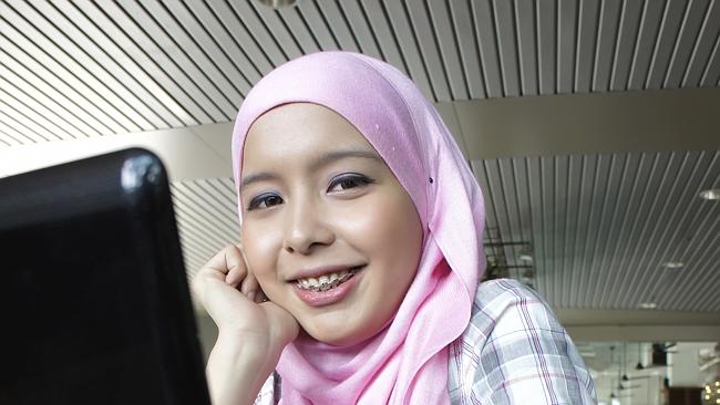 Filipino Muslim women lift veil on hijabs - UCA News
