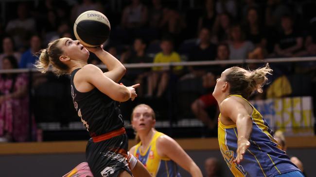 Townsville Fire’s Stephanie Reid drives to the basket against Bendigo Spirit at Geelong Arena. Picture: Kelly Defina/Getty Images.