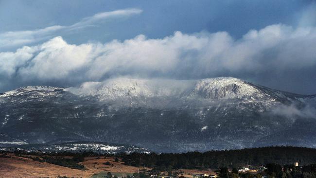 Snow Hobart picLeigh Winburn Mount Wellington from Ralphs Bay snow front