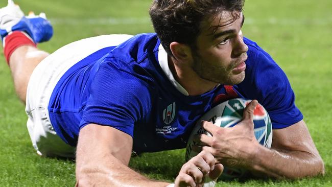 TOPSHOT - France's wing Damian Penaud scores a try that was later disallowed during the Japan 2019 Rugby World Cup Pool C match between France and Tonga at the Kumamoto Stadium in Kumamoto on October 6, 2019. (Photo by CHRISTOPHE SIMON / AFP)