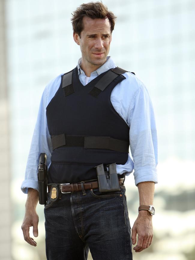 Fiennes in the TV series FlashForward.