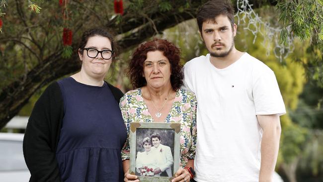Jessica, Anita and Riley, Warburton pictured outside their home in Brisbane, 29th September 2022. Anitas husband (Michael Warburton) was killed in a hit and run crash. (Image/Josh Woning)