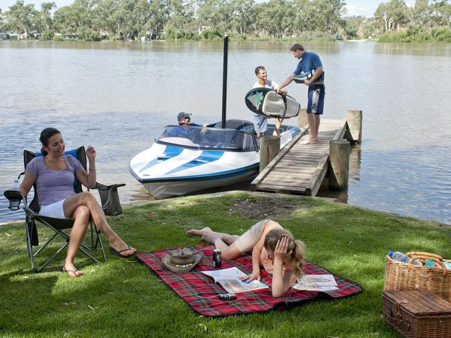 SA Tourism Commission image of family having picnic on the bank of the River Murray in Mannum, South Australia.