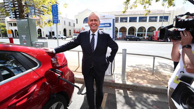 Bill Shorten charging an electric car. Picture Kym Smith.