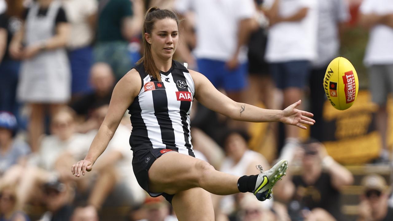 MELBOURNE, AUSTRALIA - NOVEMBER 06: Chloe Molloy of Collingwood kicks the ball during the AFLW Elimination Final match between the Collingwood Magpies and Western Bulldogs at Victoria Park on November 06, 2022 in Melbourne, Australia. (Photo by Darrian Traynor/Getty Images)