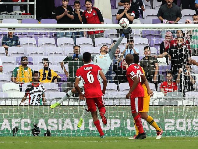Australia's goalkeeper Mathew Ryan deflects the ball during the 2019 AFC Asian Cup football game between Australia and Jordan at the Hazza Bin Zayed stadium in Al-Ain on January 6, 2019. (Photo by KARIM SAHIB / AFP)