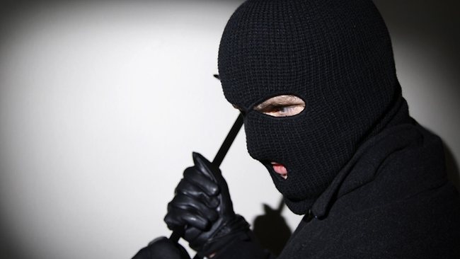 Two burglars in Los Angeles ask a homeowner to tie them up in world’s ...