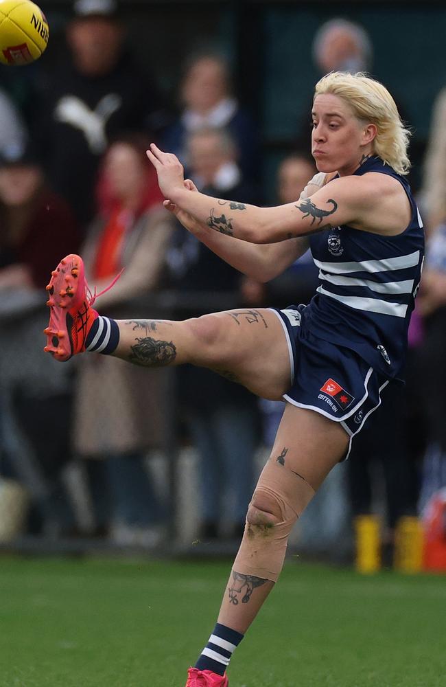 Gabbi Featherston has shouldered the load in the ruck despite giving up 15cm. Picture: Daniel Pockett/Getty Images.