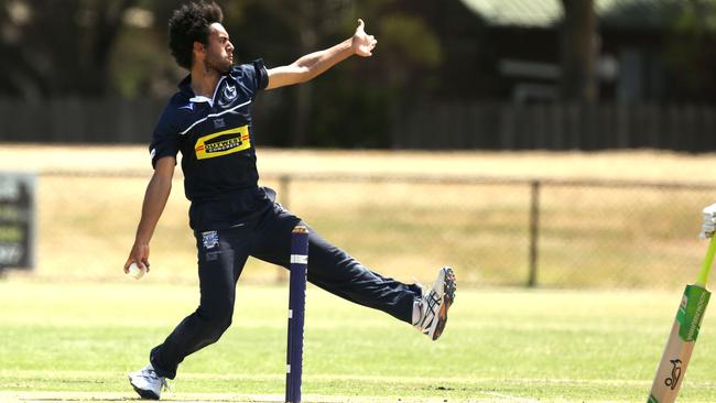 VSDCA: Jordan Mitchell bowling for Hoppers Crossing. Picture: Stuart Milligan